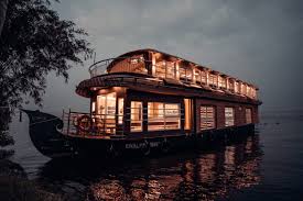Houseboat Lounge: Luxury and Comfort on Water
